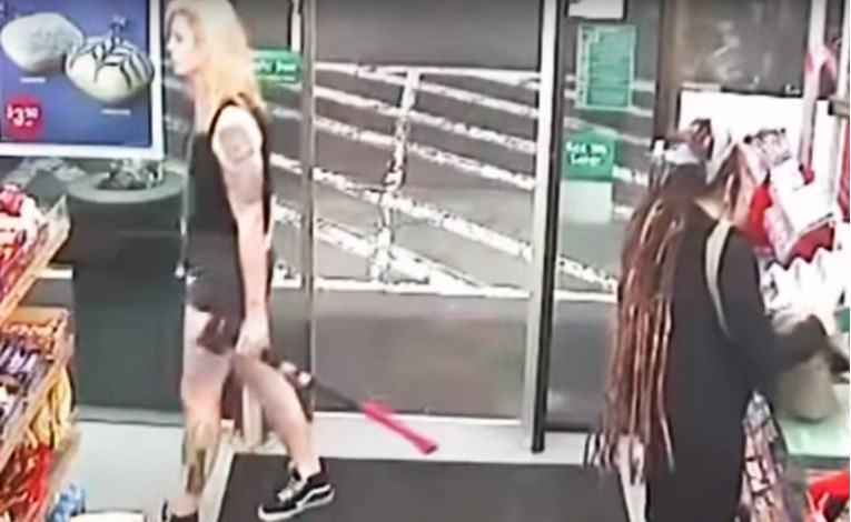 VIDEO Australka sjekirom nasumce napala ljude u trgovini. Sada ide u zatvor